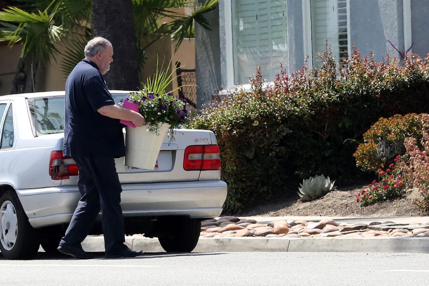 //Meghan Markle Dad Mother Flowers Wedding