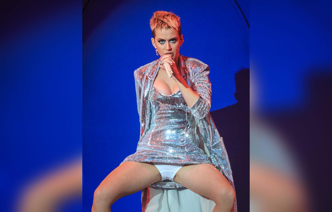 PICS] Katy Perry Suffers A Wardrobe Malfunction With Her Panties