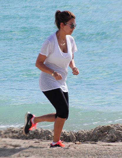 //kourtney khloe kardashian beach workout