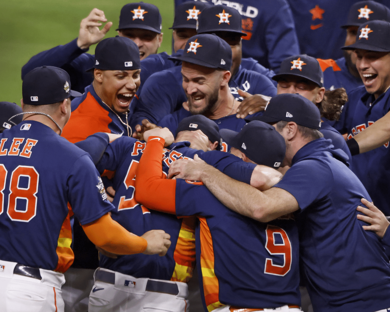 Astros fans boo Ted Cruz, hit him with beer can during World