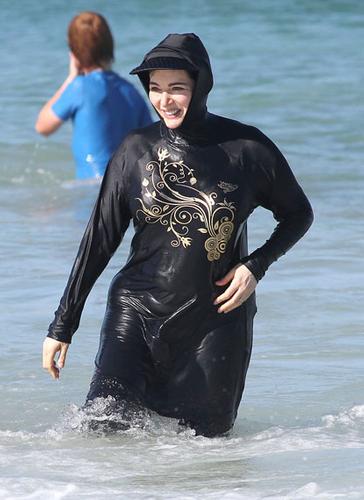 PHOTOS Nigella Lawson Cooks Up A Beach Blunder photos-nigella-lawson-cooks-up-a-beach-blunder
