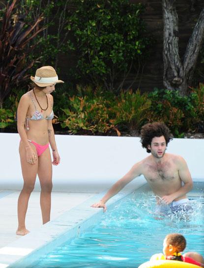 //inf_penn_badgley_and_zoe_kr__