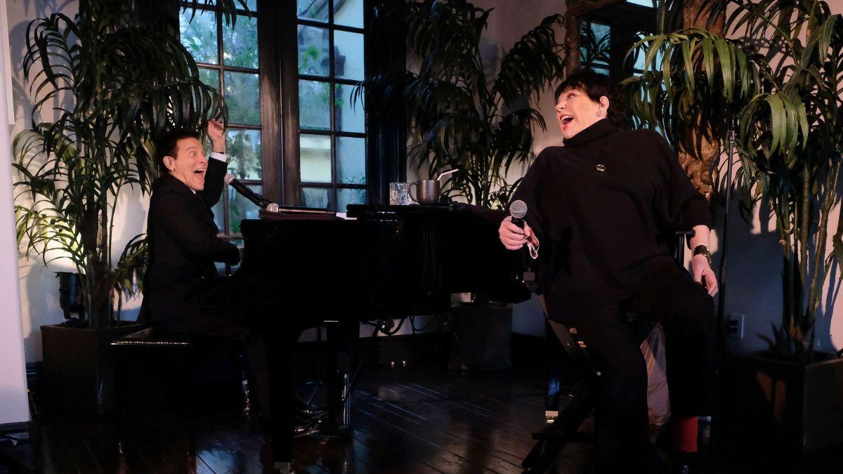 Michael Feinstein assisted Liza Minnelli during a Q&A as the 'Cabaret' star appeared confused at her autobiography event.