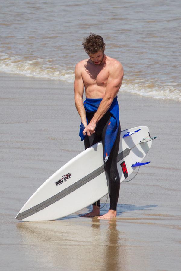 liam hemsworth shirtless beach