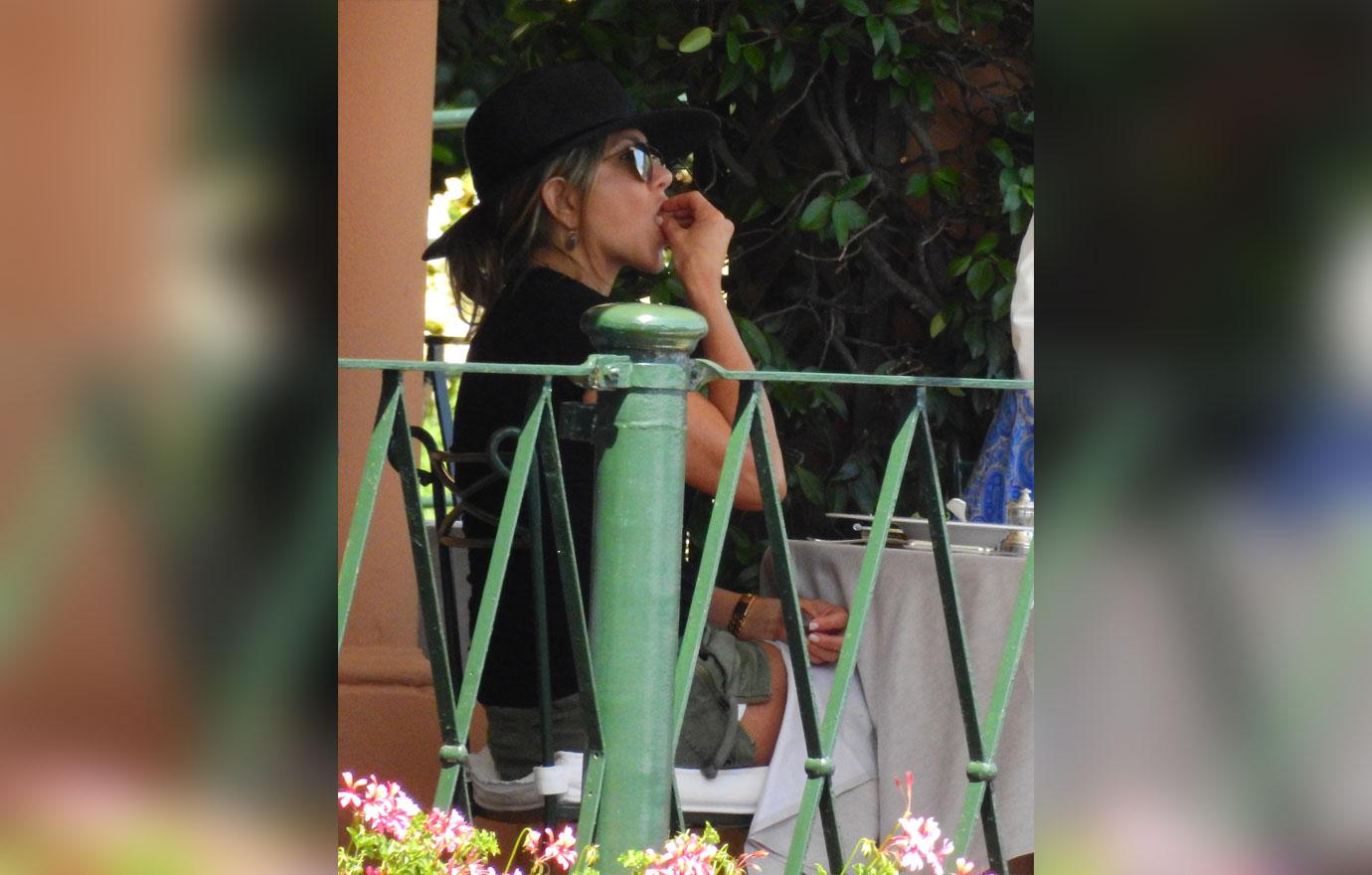 Jennifer Aniston Stays Cool In Italy