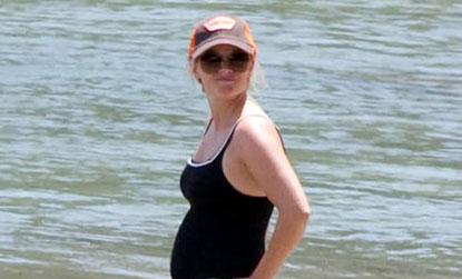 //reese witherspoon swimsuit pregnant