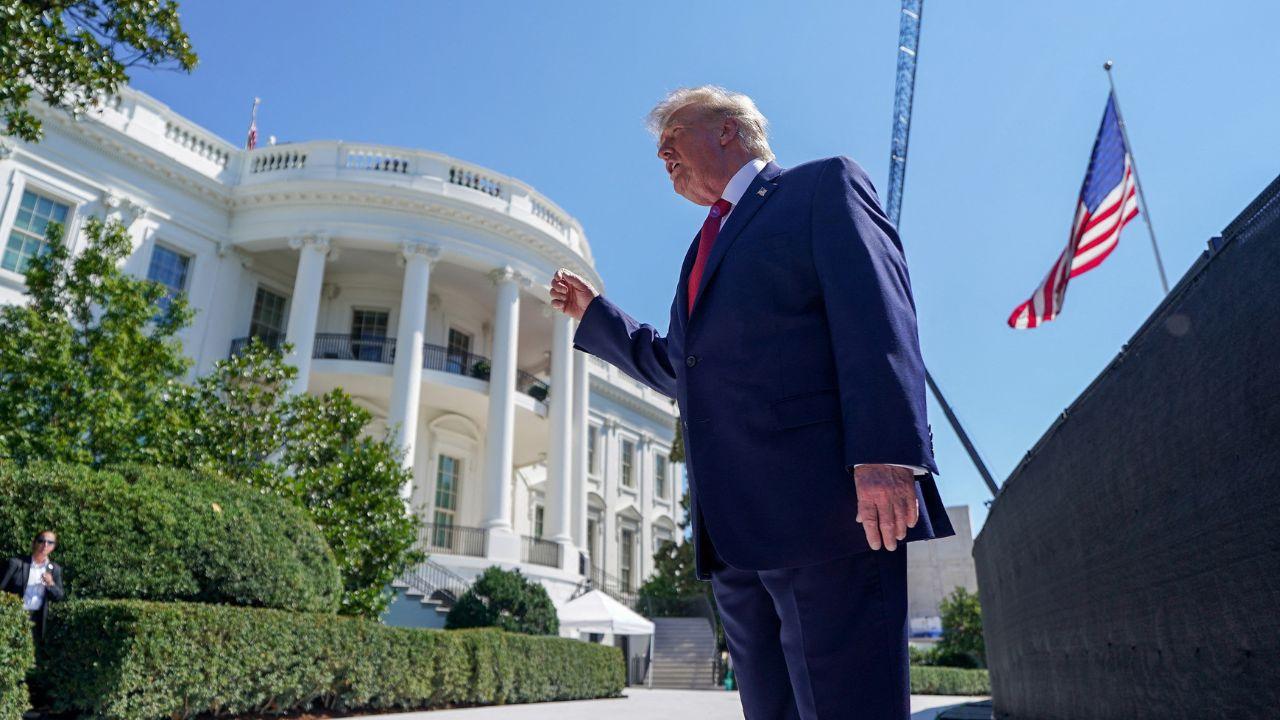 picture of donald trump and the white house