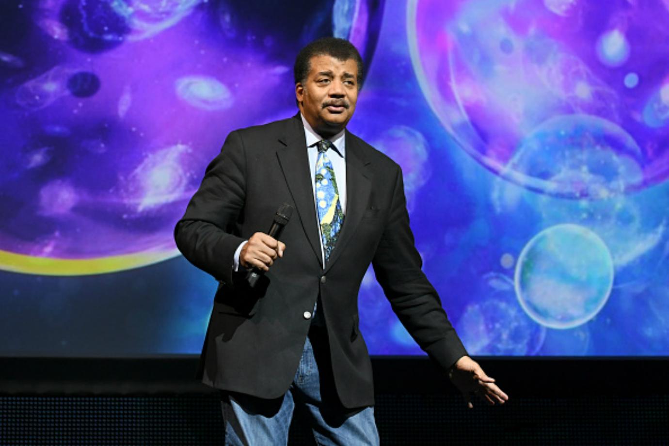 Neil deGrasse Tyson speaks on stage.