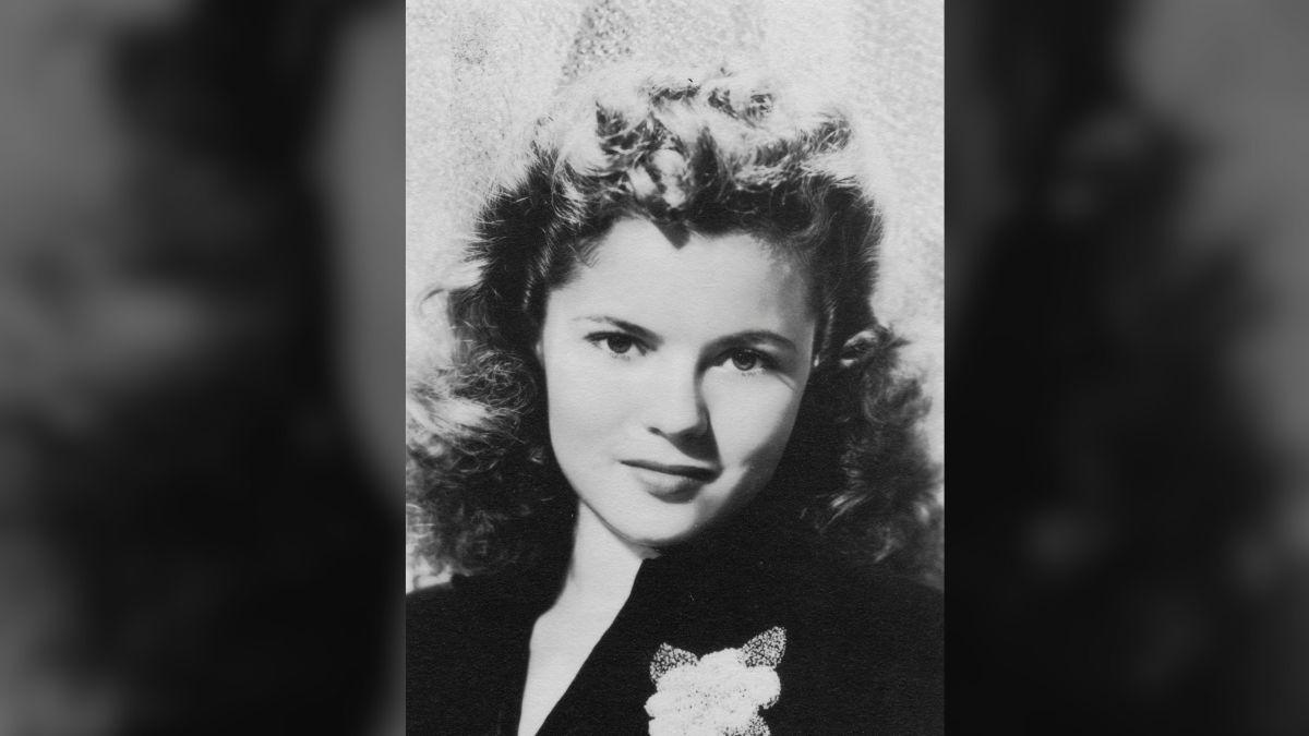 John Agar married then 17-year-old Temple, with the newlyweds living in a converted playhouse on her parents’ property.