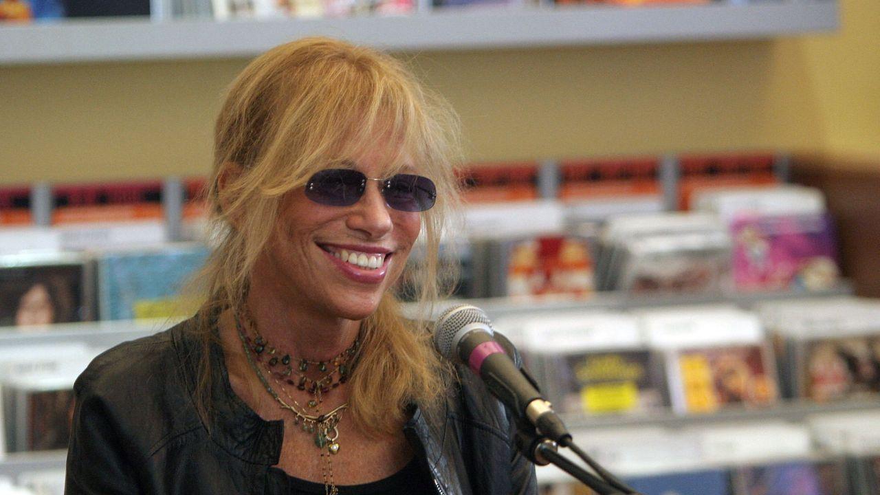 Carly Simon reveals the grim reality of her Parkinson's diagnosis and how the disease affects her life.