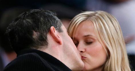 //reese witherspoon jim toth lakers raptors post splash