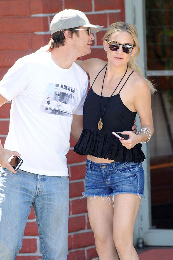 Kate Hudson Kissing Brother On Lips