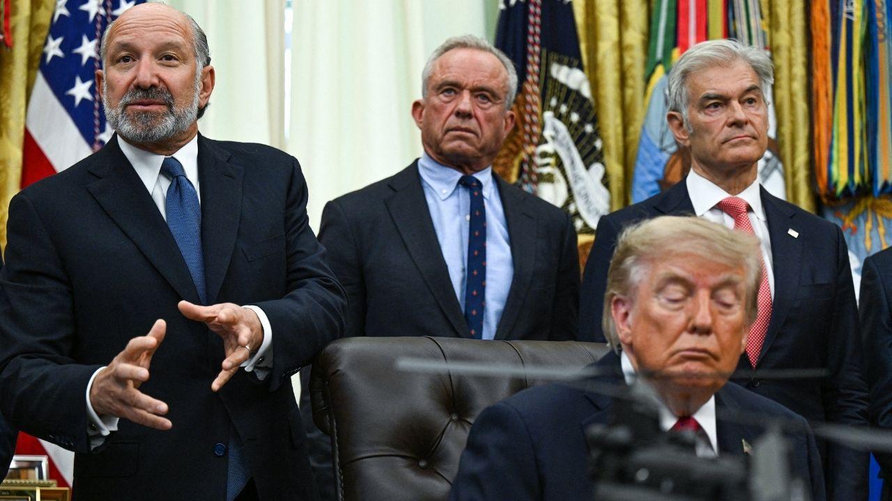 picture of Donald Trump in Oval office