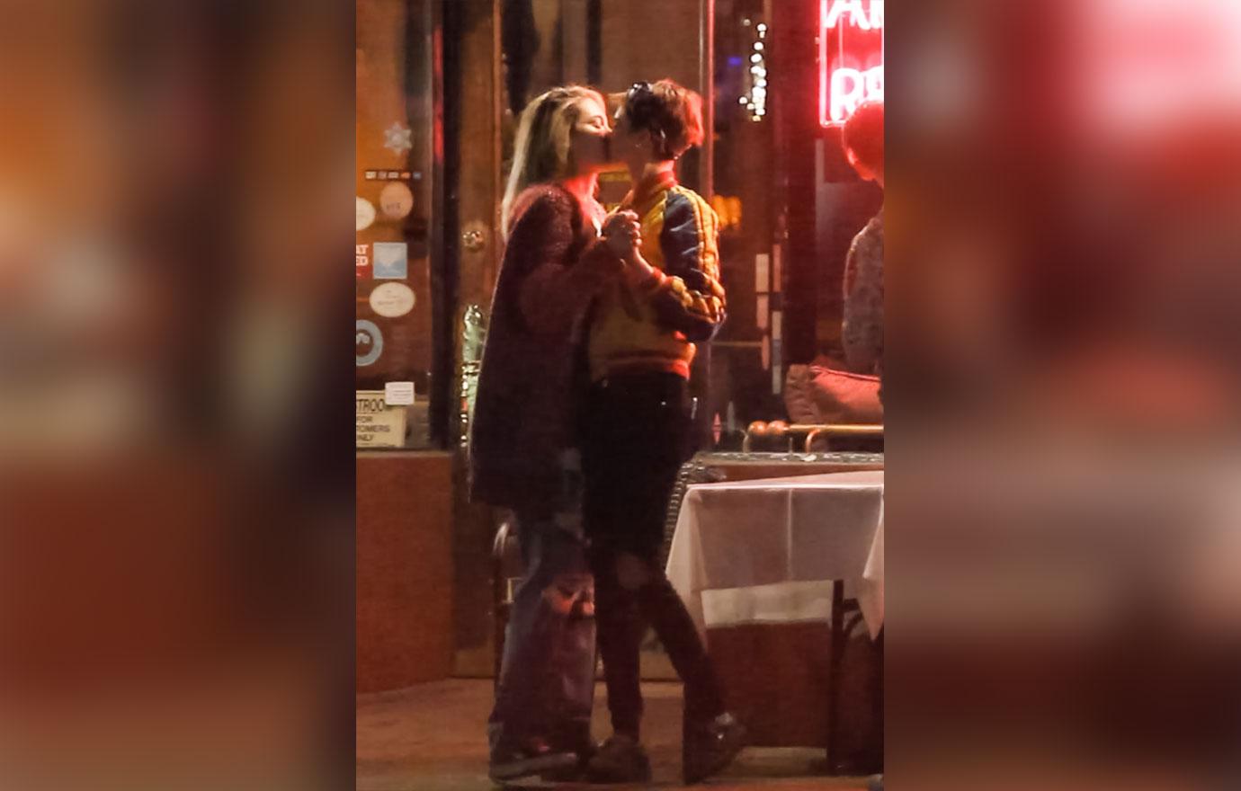 //cara delevingne paris jackson kiss