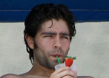 Adrian-Grenier--Drinks-Speech-College-Bombs-entourage