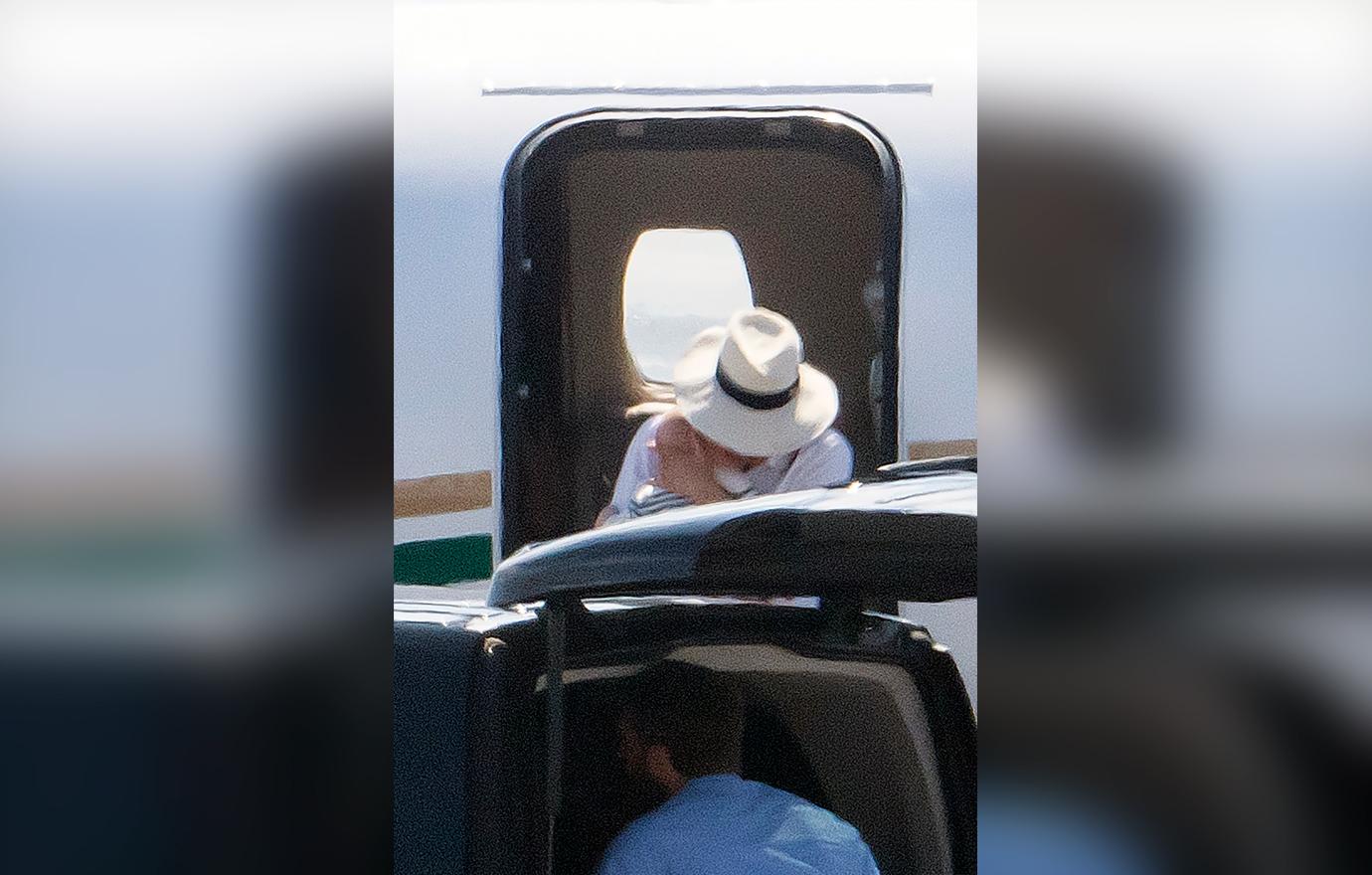 //Meghan markle prince harry archie traveling