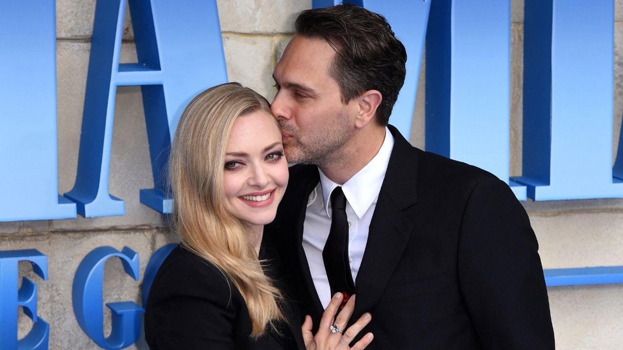 picture of Amanda Seyfried and Thomas Sadoski