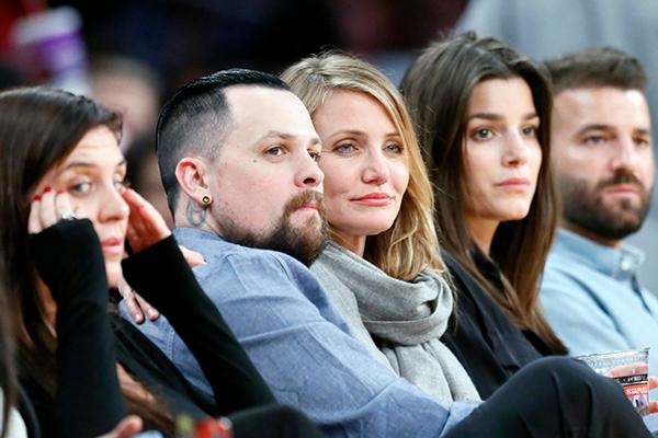 //cameron diaz benji madden kissing lakers game