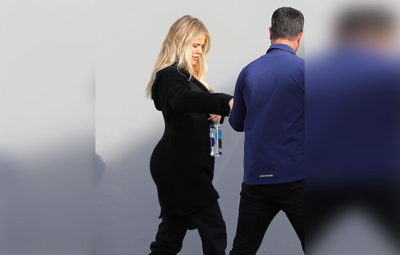 //Khloe Kardashian Hides Baby Bump Coat