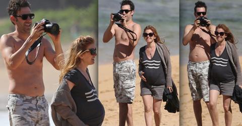 //pregnant isla fisher sacha baron cohen beach