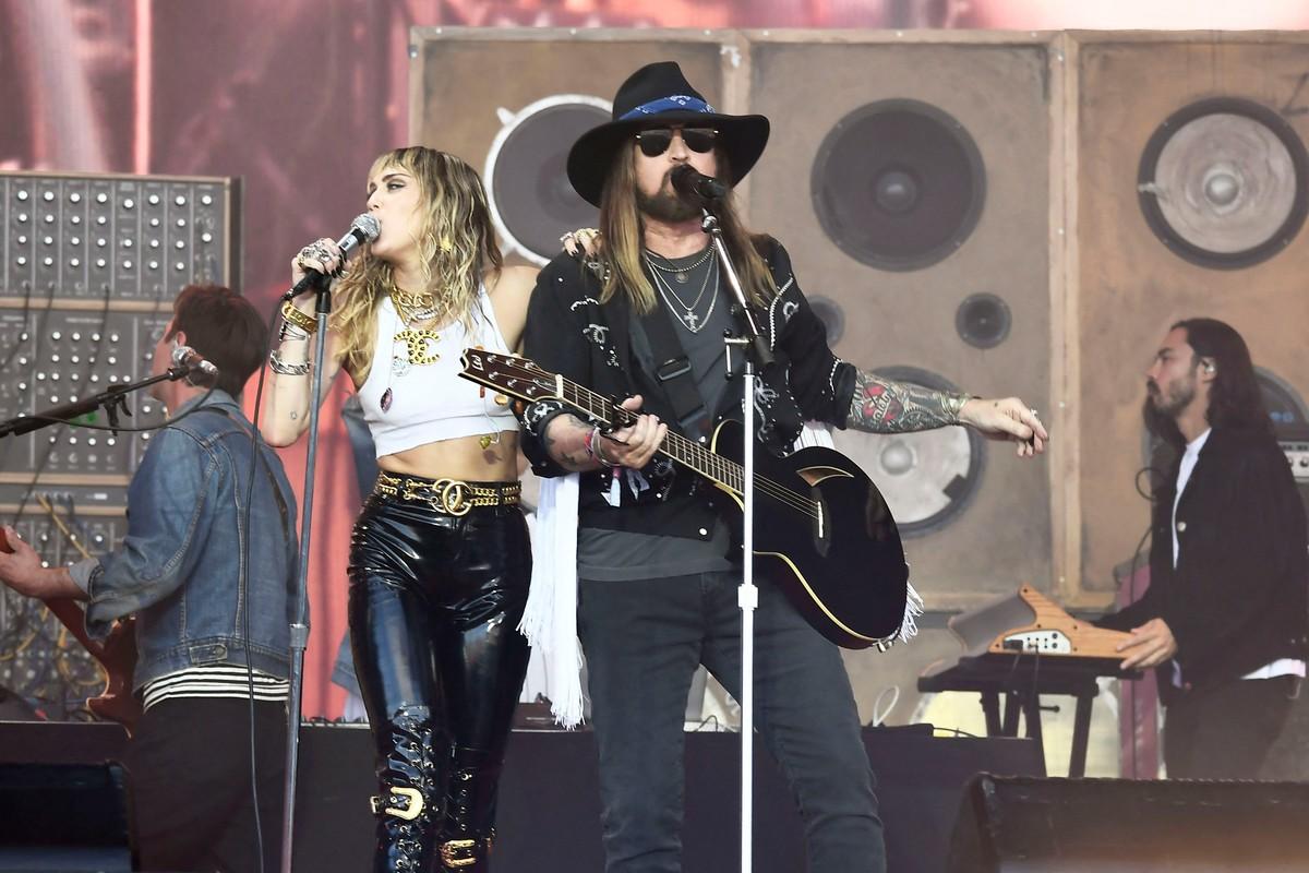 Sources claimed Billy Ray Cyrus skipped Miley Cyrus' Hollywood Walk of Fame ceremony after she refused to include Elizabeth Hurley.