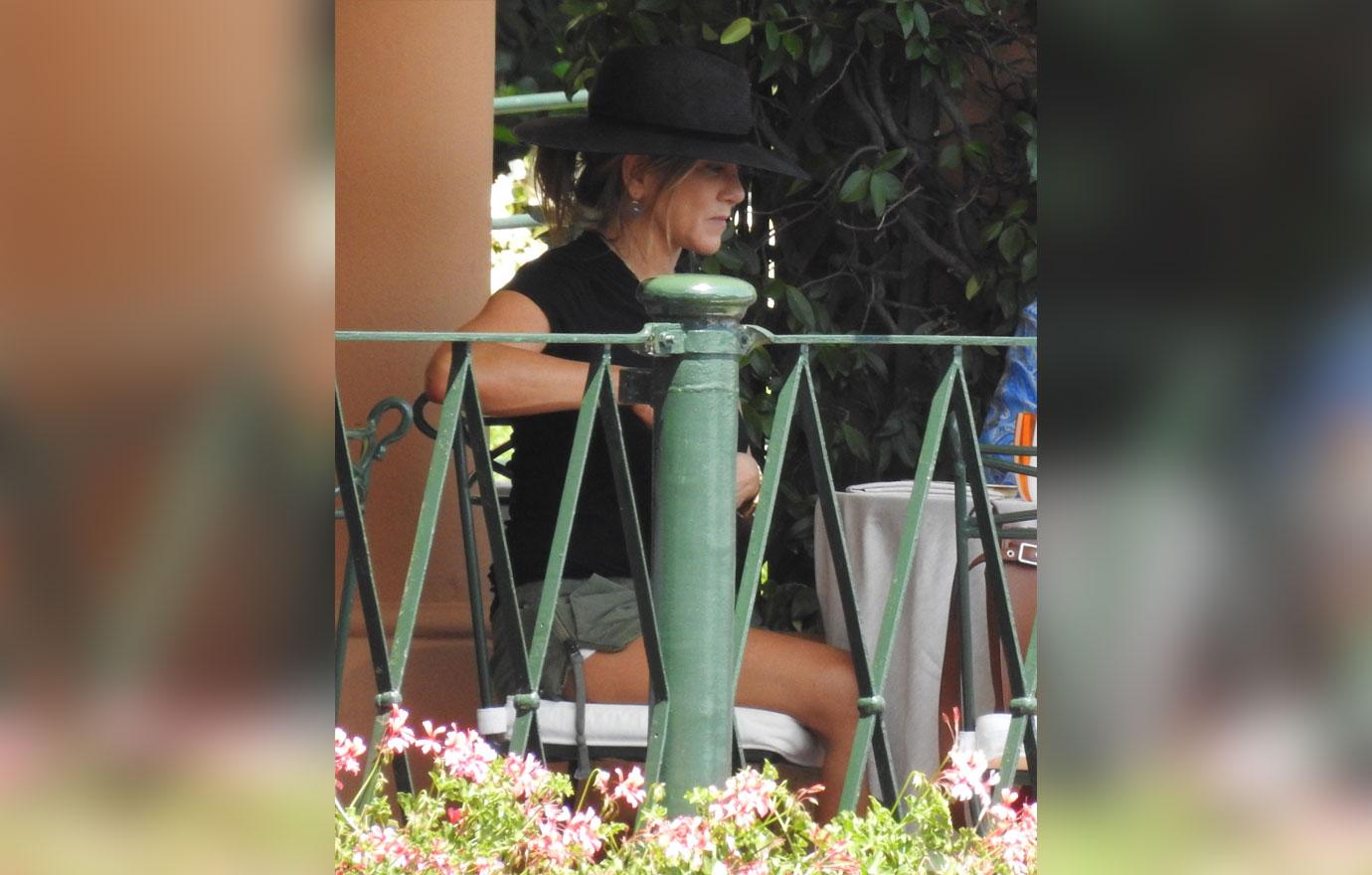 Jennifer Aniston Stays Cool In Italy