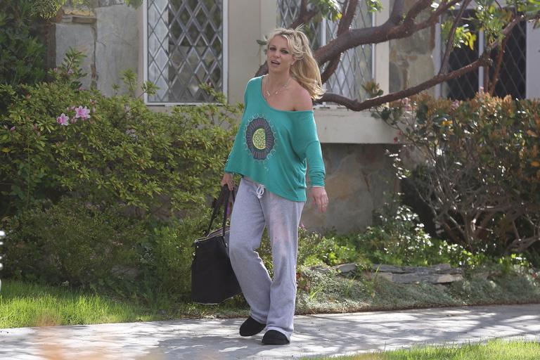 [PICS] Britney Spears Goes Braless In Off Shoulder Sweatshirt
