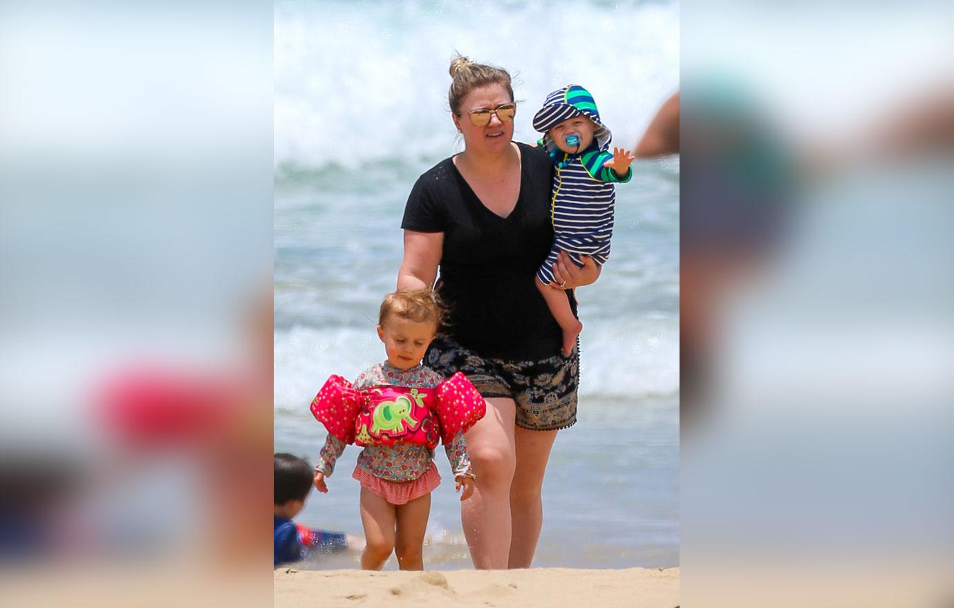 Kelly Clarkson Weight Gain Beach Vacation Hawaii