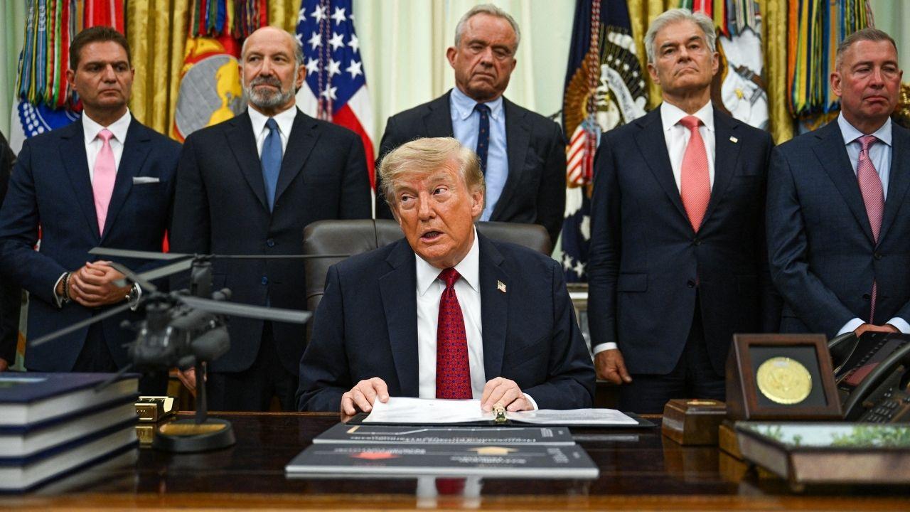 picture of Donald Trump in Oval office