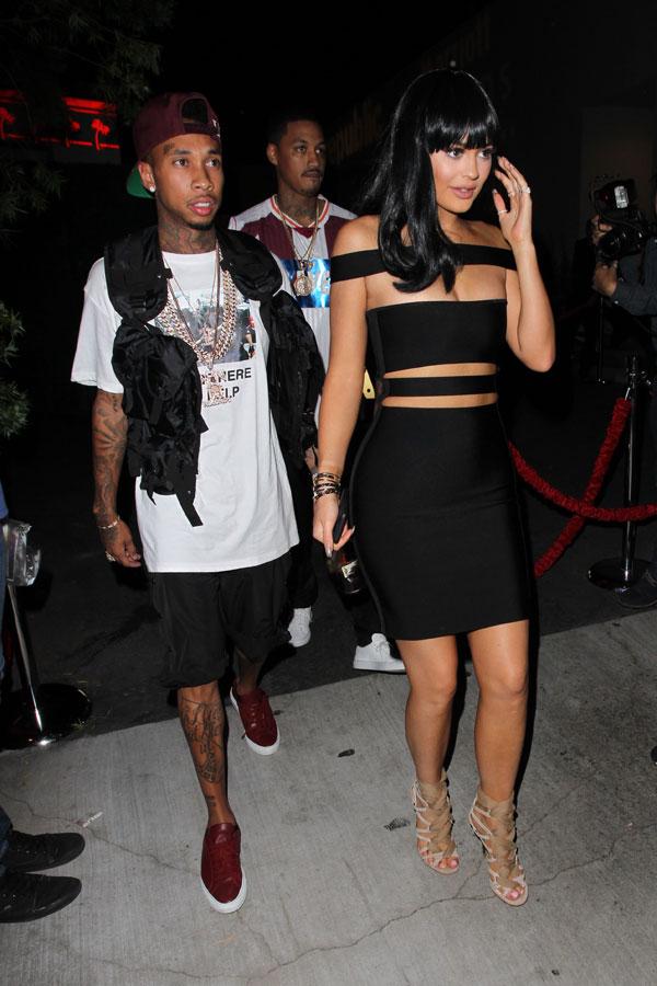 //kylie jenner tyga phone dinner photos