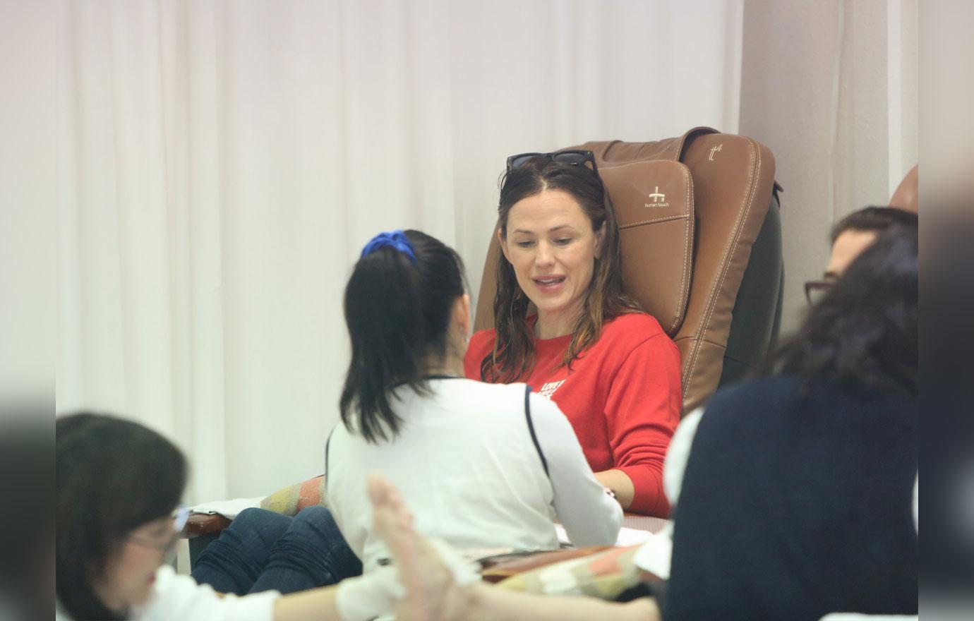 Jennifer Garner Gets Mani As Ben Affleck Takes Kids