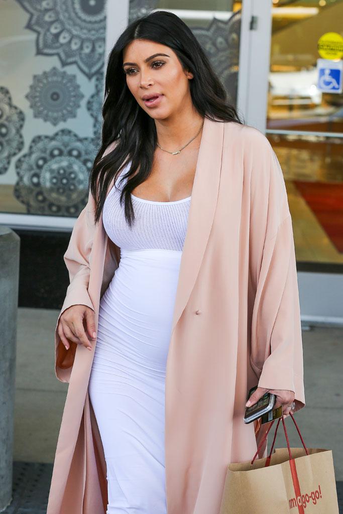 //kim kardashian blac chyna pregnancy baby bump battle latex