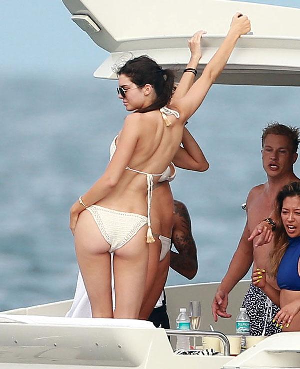 //kylie jenner birthday mexico yacht