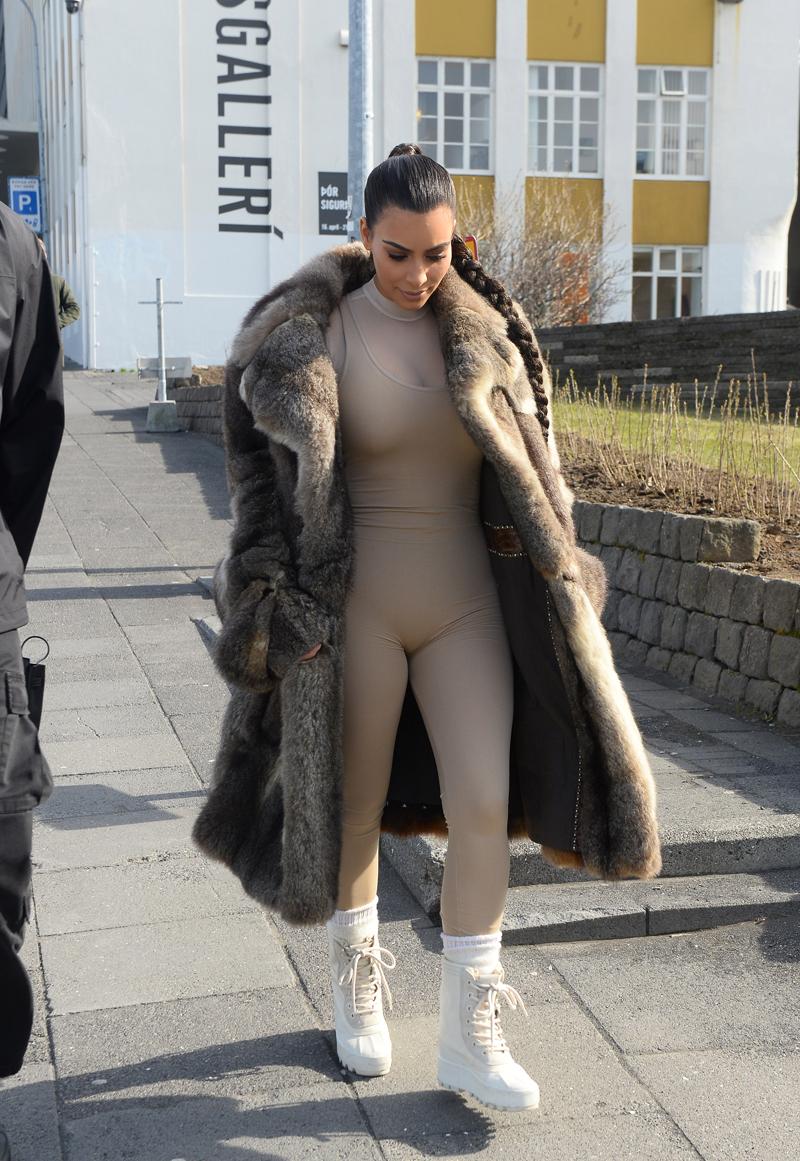 Camel Toe Alert! Kourtney Kardashian Exposes ALL In Tight Spandex