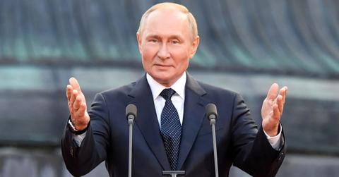 Putin Takes World Leaders 'To Strip Club' In Bid To Boost His Popularity