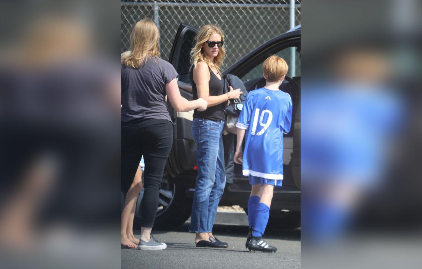 //julia roberts soccer mom during divorce drama danny moder