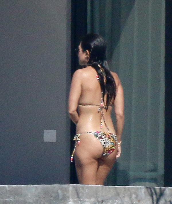 kourtney kardashian bikini body romantic getaway scott disick