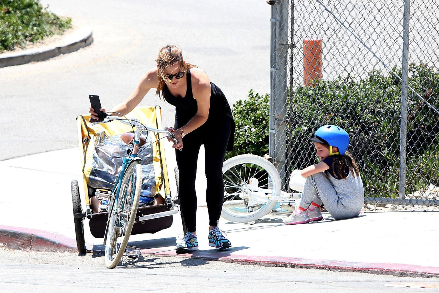 Jennifer Garner Ben Affleck Divorce Beach Kids Bike