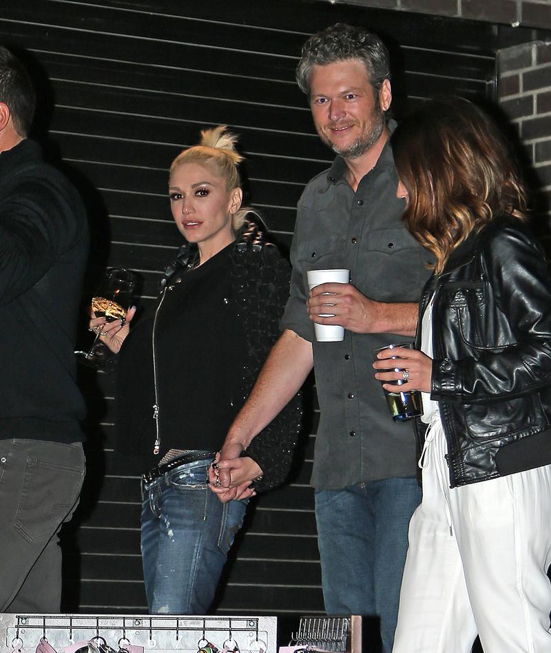 Blake Shelton Gwen Stefani Dating Holding Hands