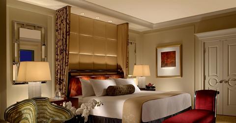 //the_palazzo_luxury_suite_king_bed