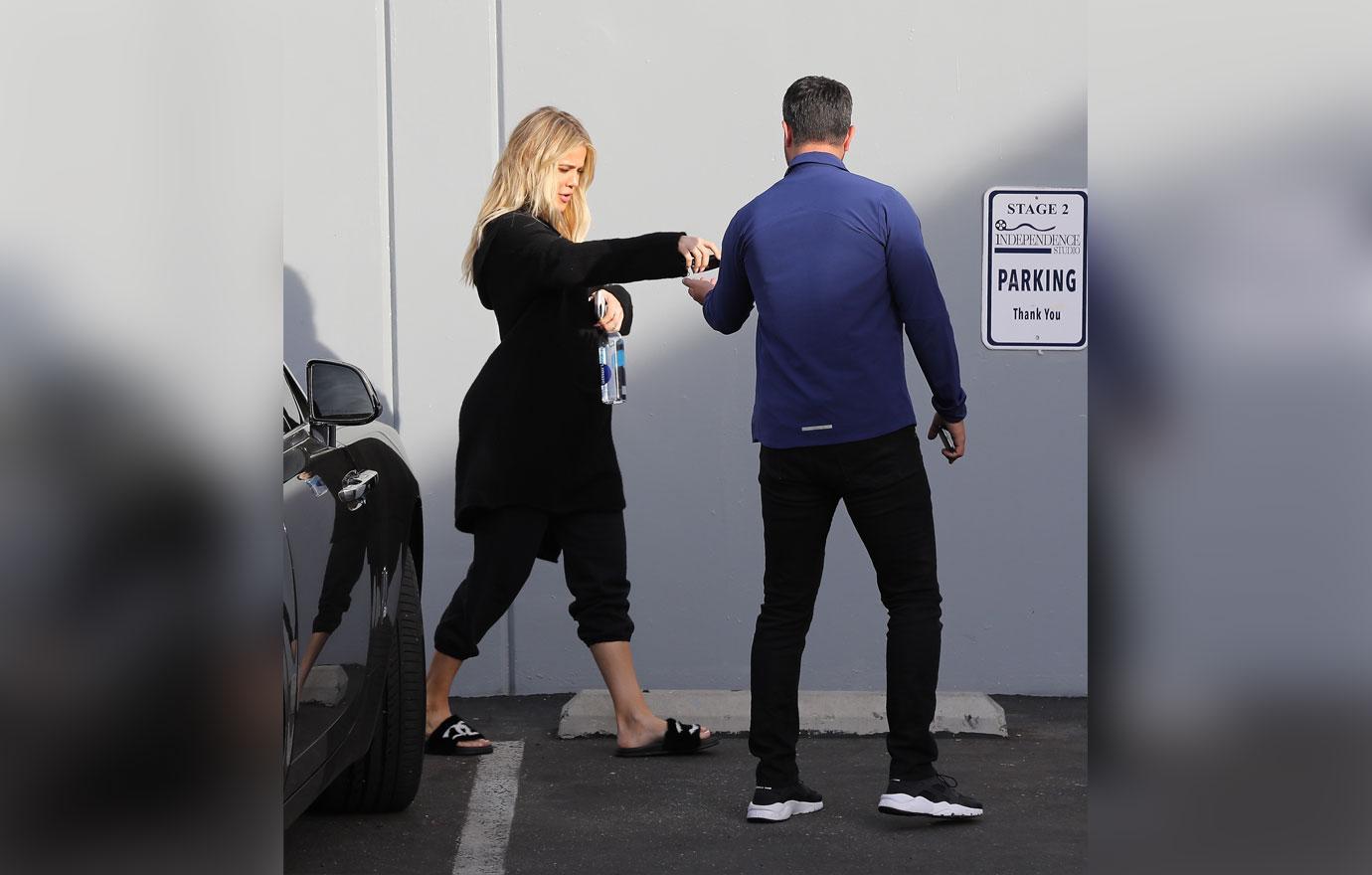 //Khloe Kardashian Hides Baby Bump Coat