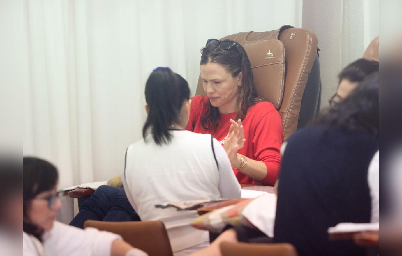 Jennifer Garner Gets Mani As Ben Affleck Takes Kids