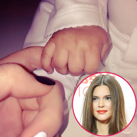 //kendall_jenner_baby_nori_hand