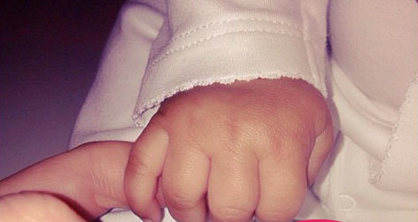 //kendall_jenner_baby_nori_hand