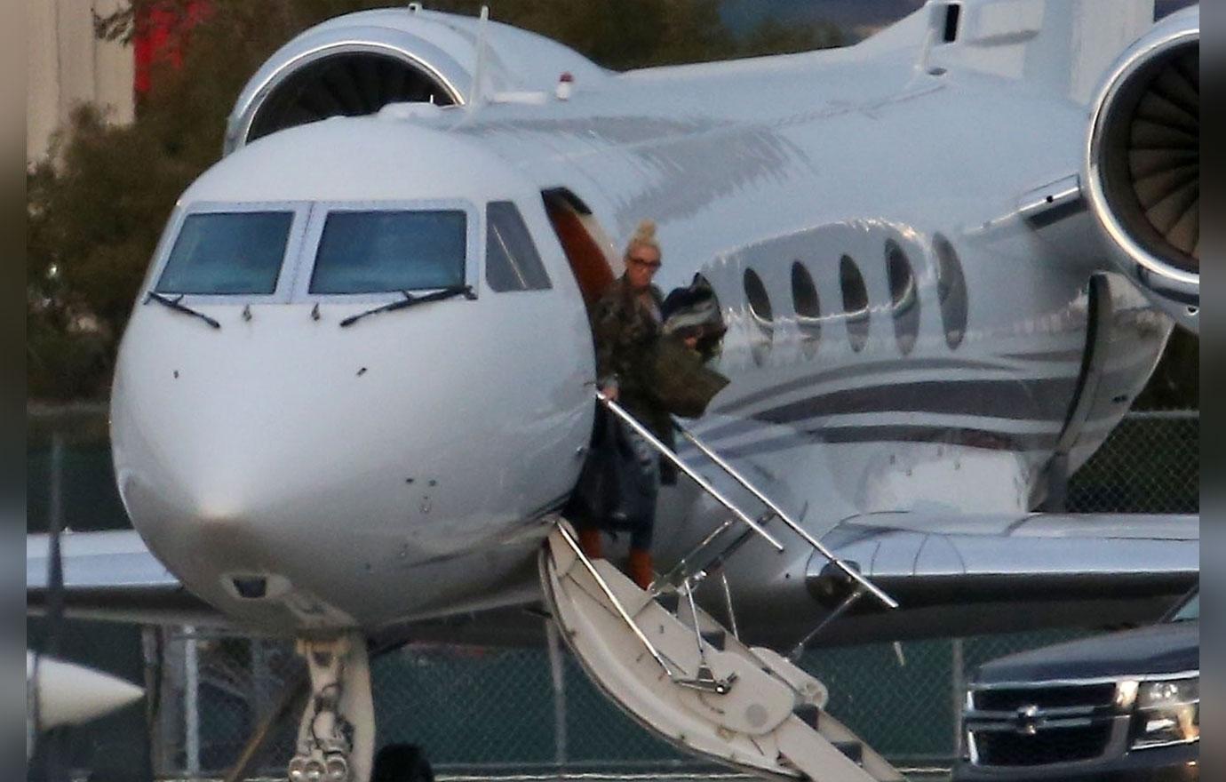 Gwen Stefani Blake Shelton Fly On Private Jet Before Easter