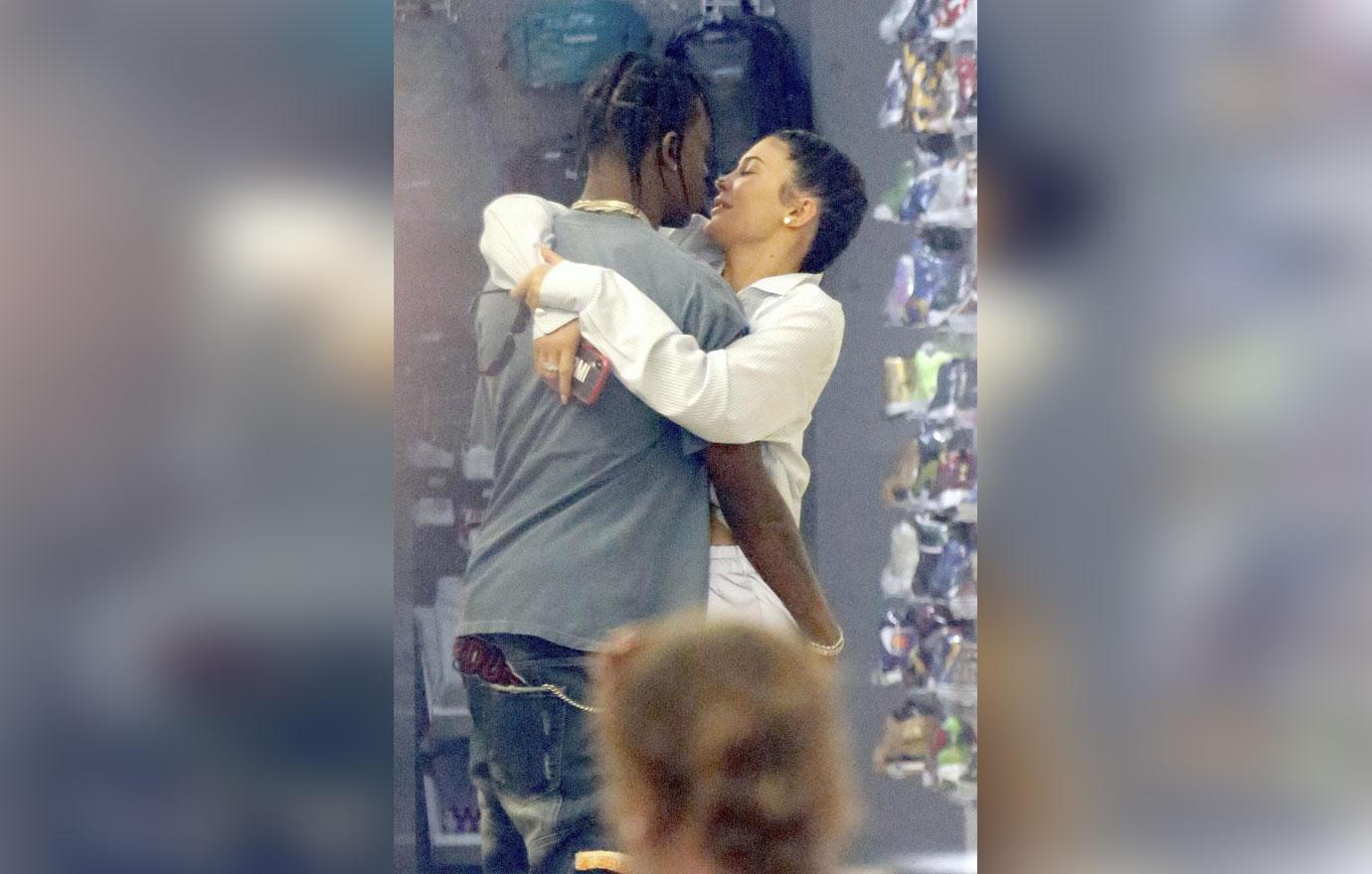 //kylie jenner travis scott kissing new york