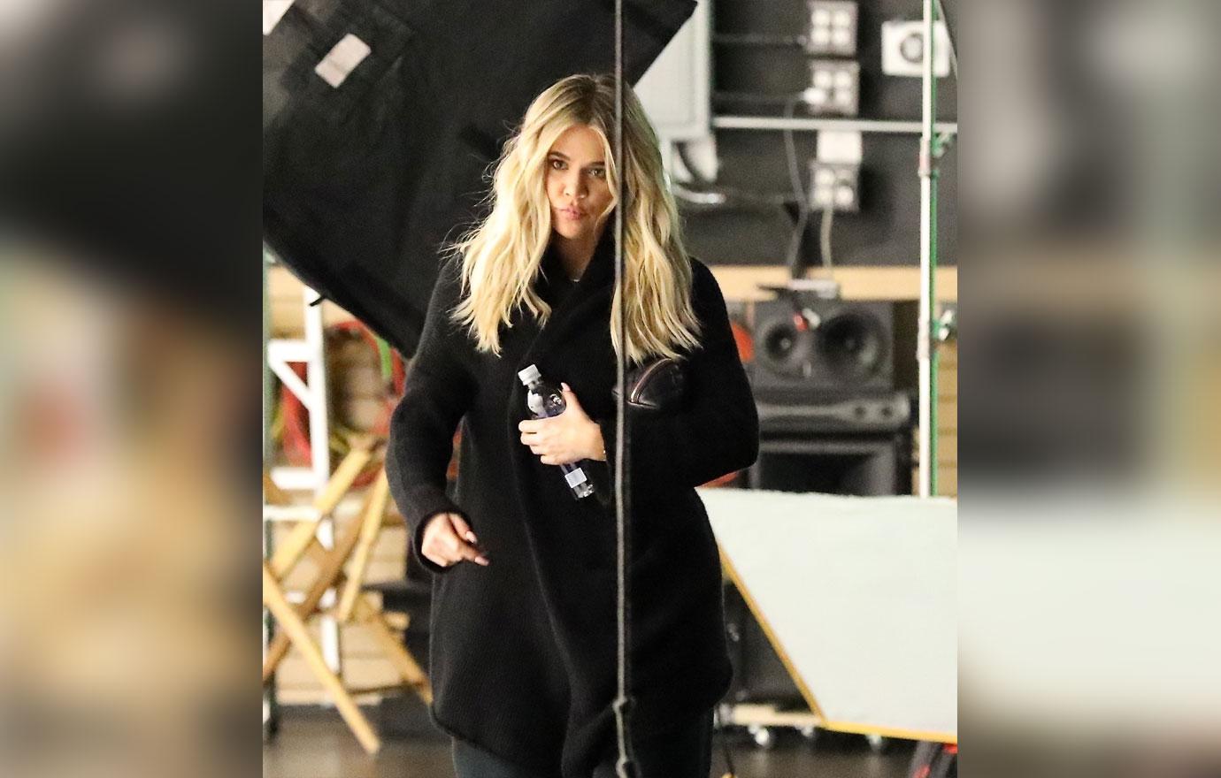 //Khloe Kardashian Hides Baby Bump Coat