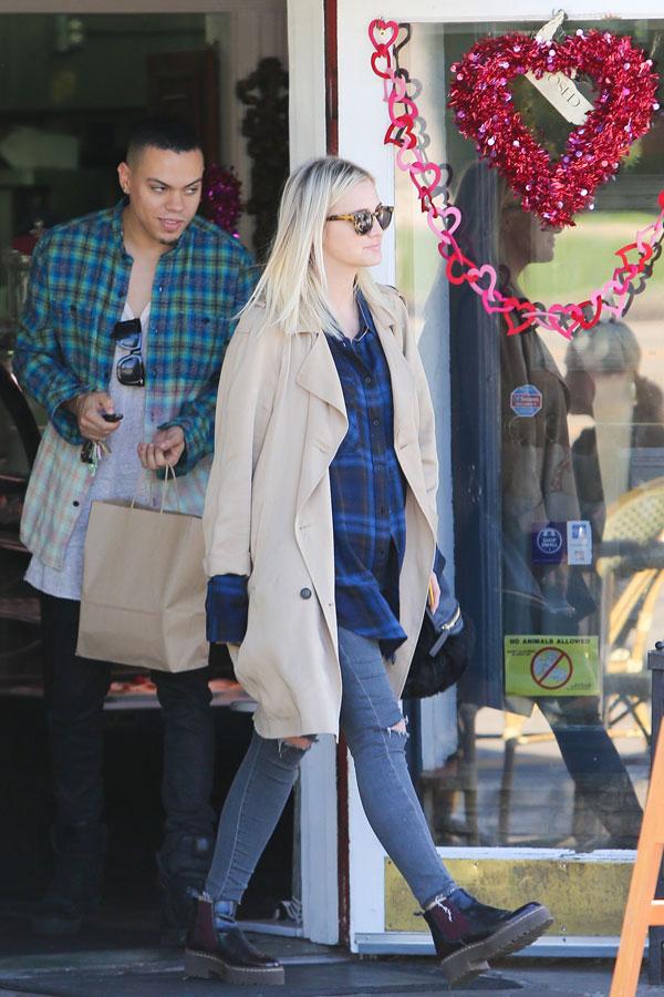 //ashlee simpson evan ross pregnant