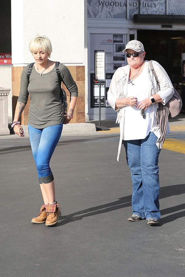 //Paris Jackson Boyfriend Married Debbie Rowe Dead