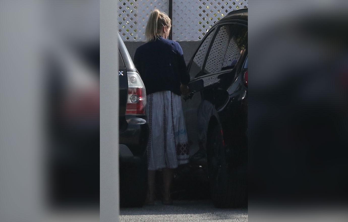 Cameron Diaz Desperately Trying To Hide Baby Bump In Grotesquely Oversized Clothes